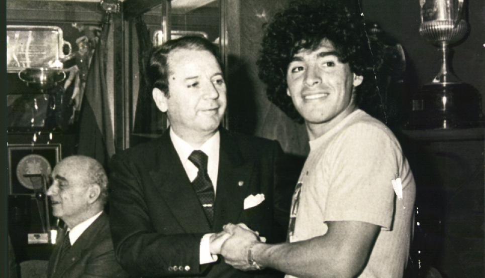 A person shaking another person's hand

Description automatically generated with medium confidence