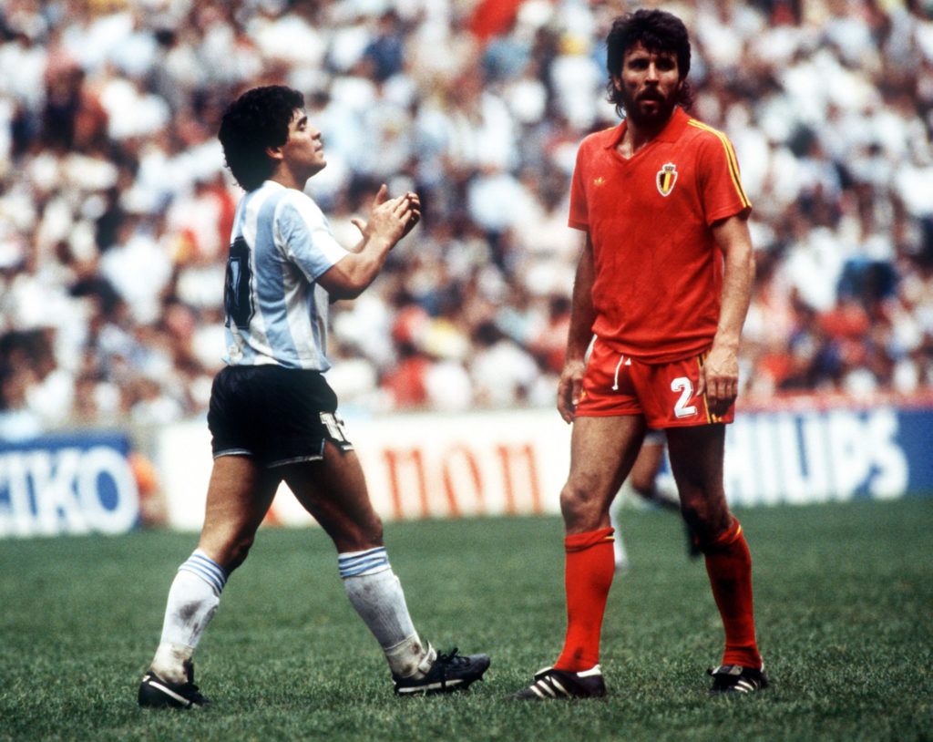 A picture containing grass, soccer, person, field

Description automatically generated